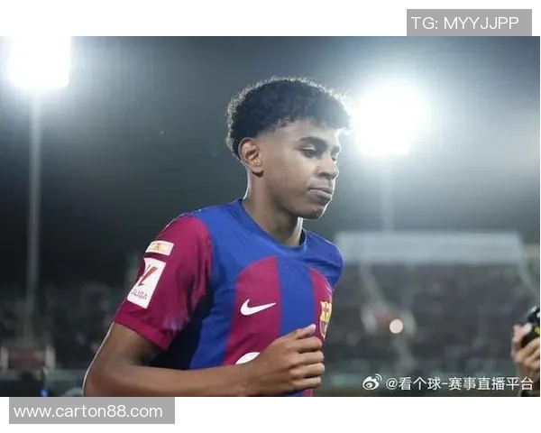 足球明星发纸巾挑战引发热潮球迷们纷纷参与展现创意与幽默 足球明星发纸巾挑战引发热潮球迷们纷纷参与展现创意与幽默